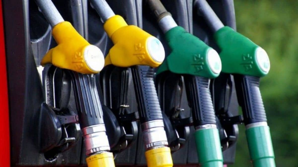 Benzina, torna l’allarme prezzi: nuovi massimi da sei mesi, si riavvicina la soglia dei 2 euro al litro