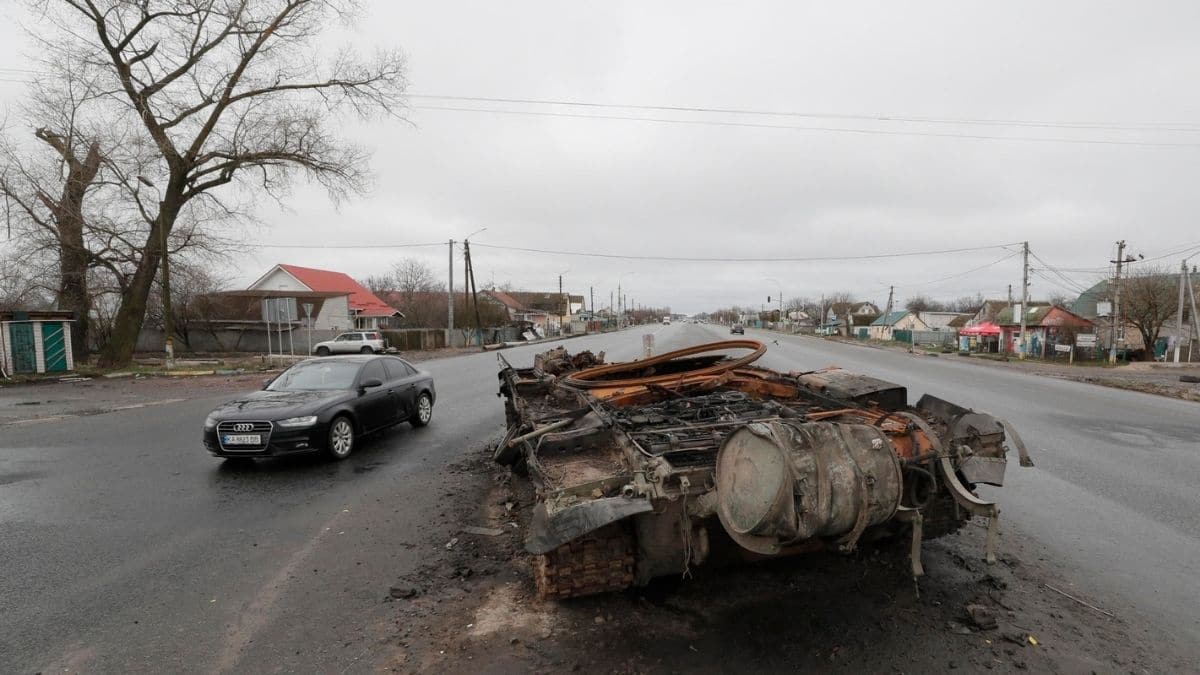 Bomba su un ospedale vicino a Mariupol, Kiev denuncia: “Almeno 300 persone sotto le macerie, molti bambini”