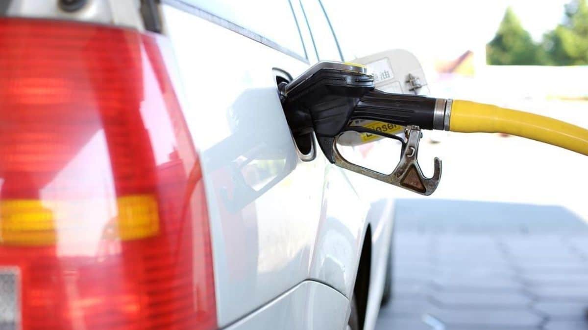 Sulla benzina il fallimento del governo è in un dato: un pieno costa 11 euro più che in Europa solo per colpa di Iva e accise