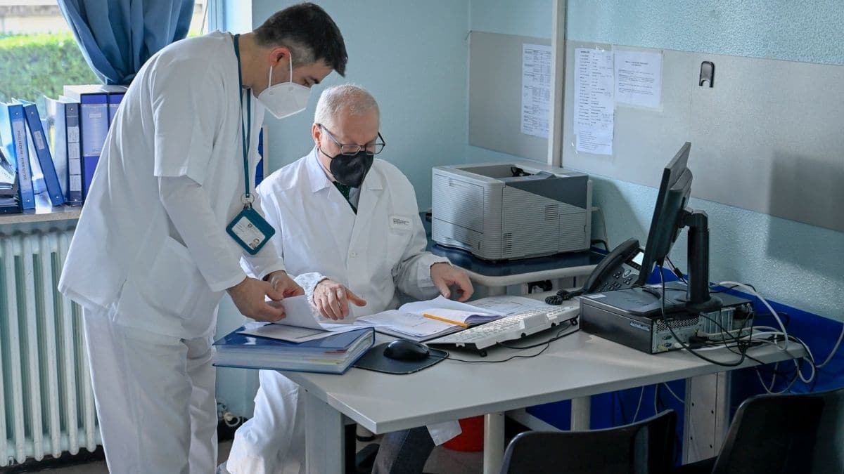 Sette medici lombardi su dieci sono stressati, ma Letizia Moratti vuole farli lavorare di più
