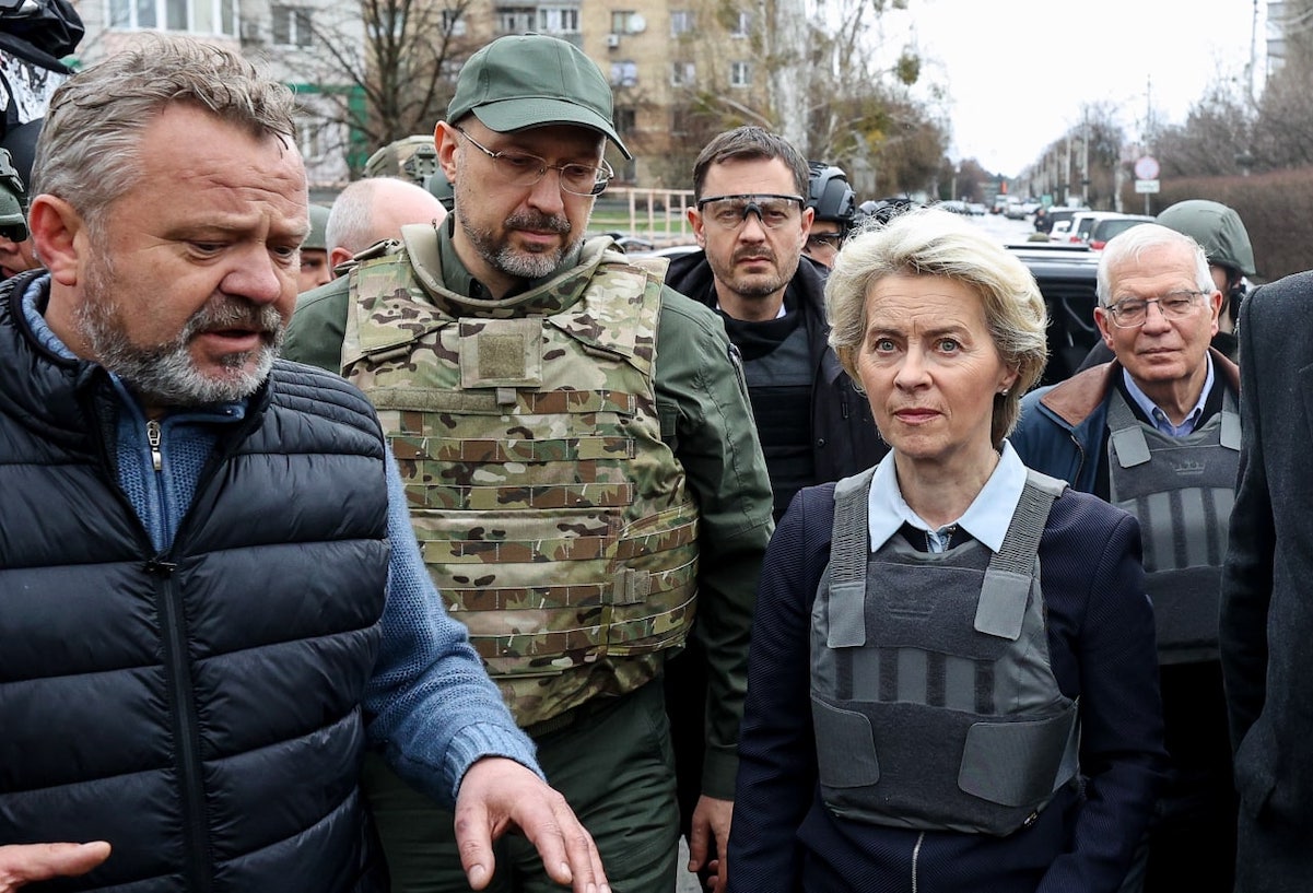 Passarella di Ursula von der Leyen in Ucraina: spinge per l’adesione all’Ue, che sulle sanzioni ha già voltato le spalle a Zelensky