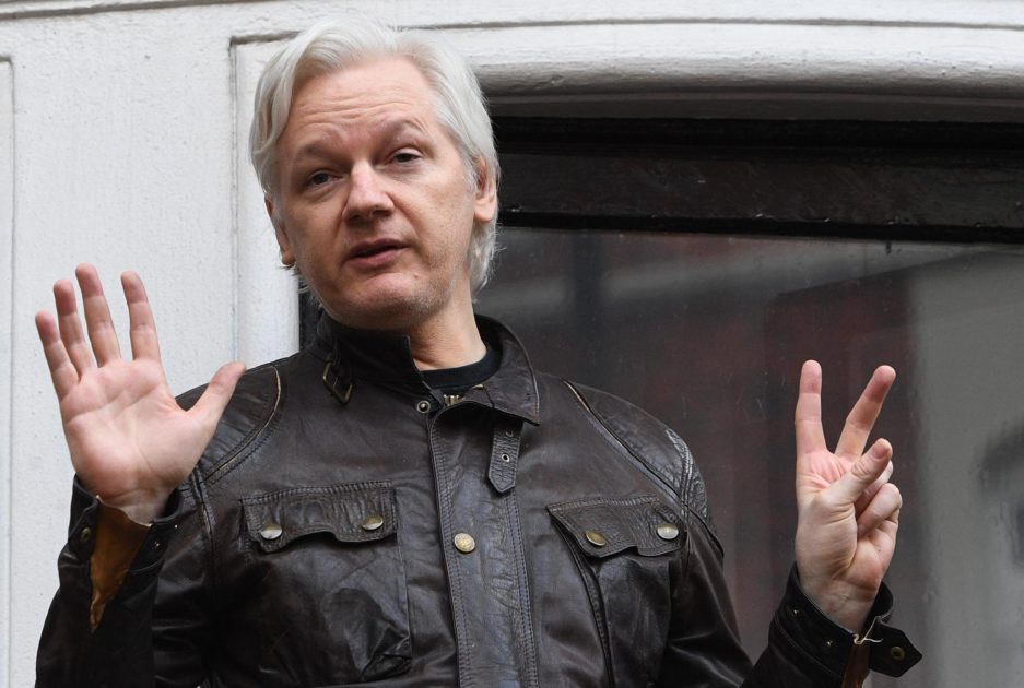 Julian Assange estradato negli Usa