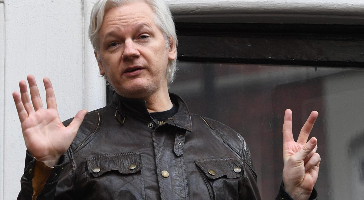 Julian Assange estradato negli Usa: i “difensori del giornalismo” restano zitti