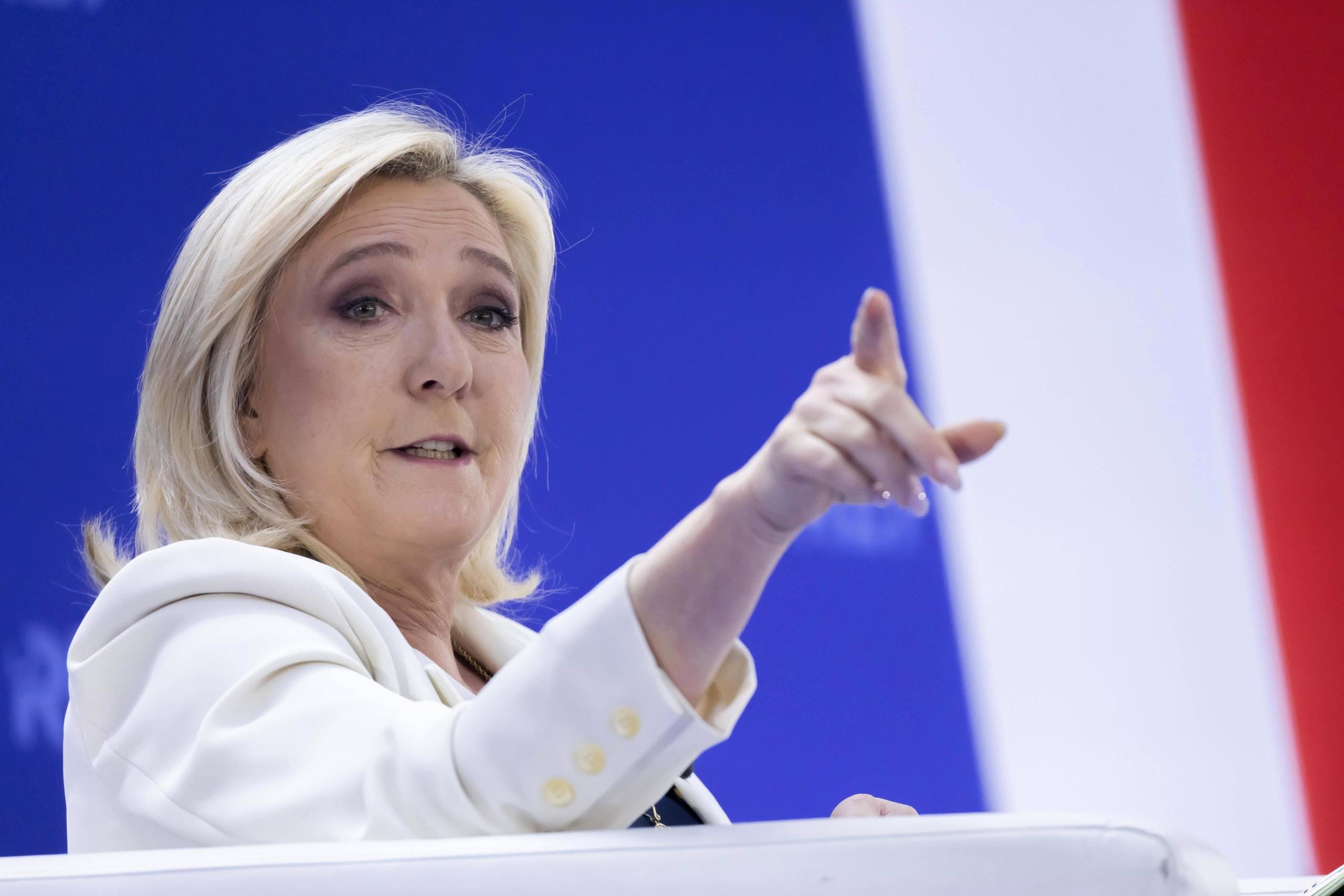 Il governo litiga ancora su Le Pen