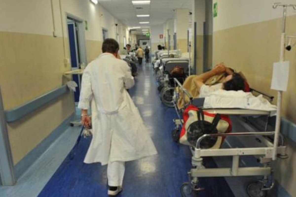 Vice infermieri per tappare i buchi di personale in Sanità, l’ultima trovata della Regione Lombardia