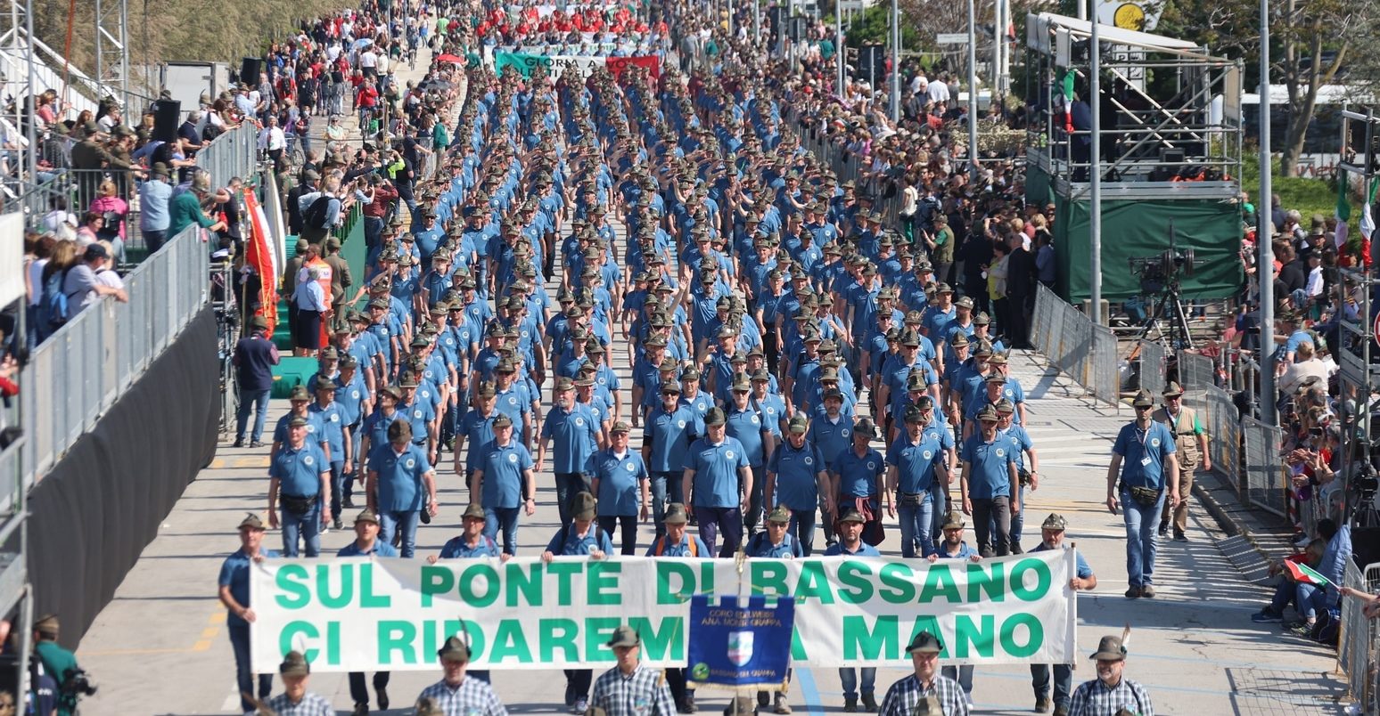 Molestie ridotte a maleducazione. La battaglia persa dagli Alpini. Non bastavano i 150 episodi incriminati di Rimini. L’Associazione dei militari fa un’altra figuraccia