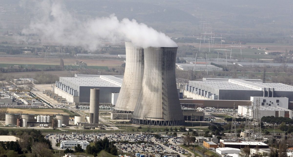 I fiumi si riscaldano. La Francia ferma le centrali nucleari. Difficile raffreddare i reattori. Frana l’alternativa alle rinnovabili