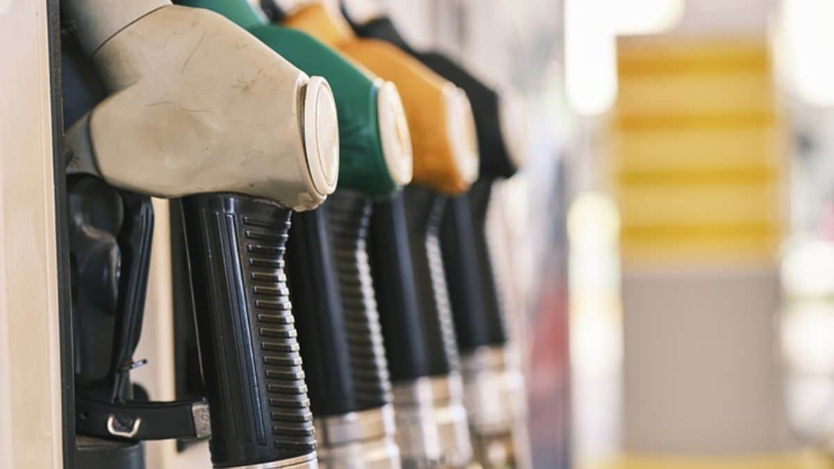 Carburante, prezzi in aumento: da dicembre sconto dimezzato sulle accise. Scoperta frode in Sicilia per 25 mln
