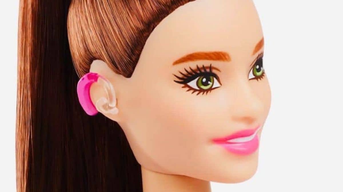 Barbie, in arrivo la prima bambola con l’apparecchio acustico: quando sarà disponibile