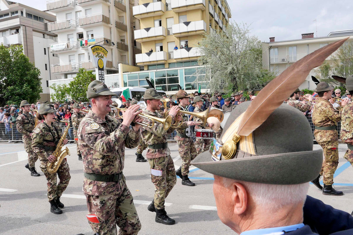 Alpini a Rimini, molestie durante l’adunata: cosa è successo e quali sono le accuse