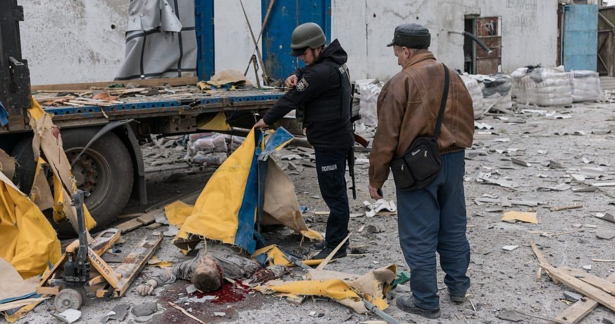 Guerra in Ucraina, nella regione di Kiev trovati finora oltre 1.200 corpi. Zelensky: “Le truppe russe non rispettano gli accordi”