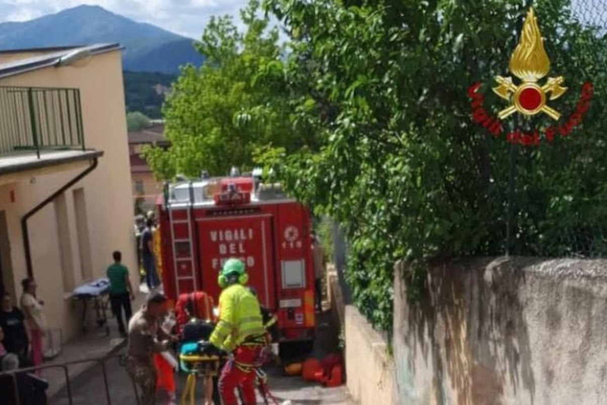 Incidente asilo L’Aquila, auto uccide il piccolo Tommaso e ferisce altri cinque bambini: donna indagata per omicidio stradale