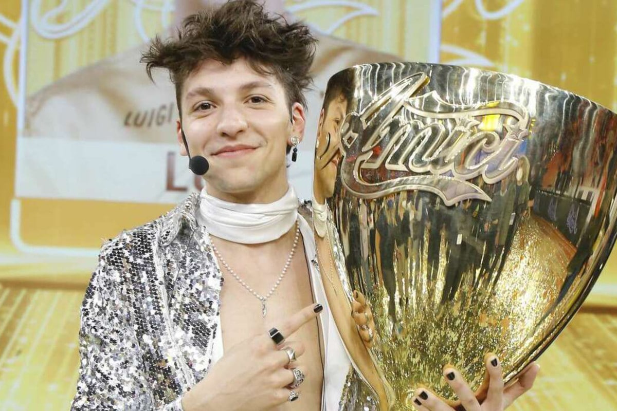 Luigi Strangis, chi è il vincitore di Amici 2022? Età, altezza, genitori, fidanzata, malattia e canzoni