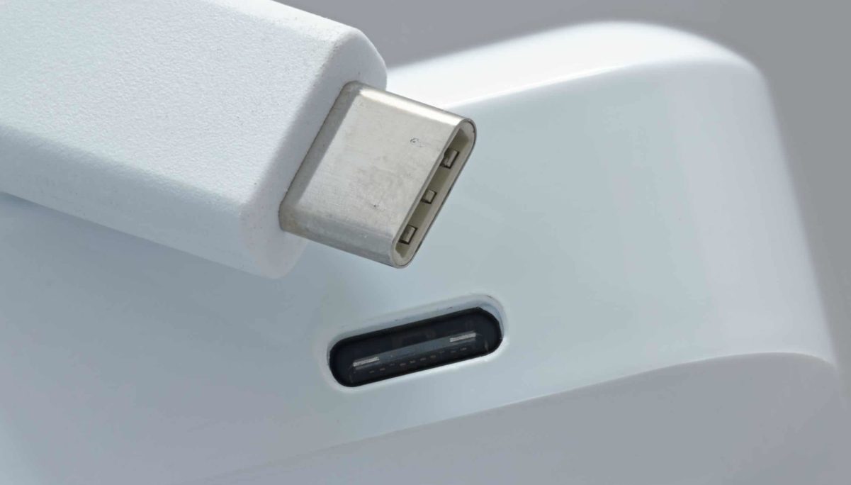 Caricabatterie universale, l’Europa sceglie l’USB-C dal 2024