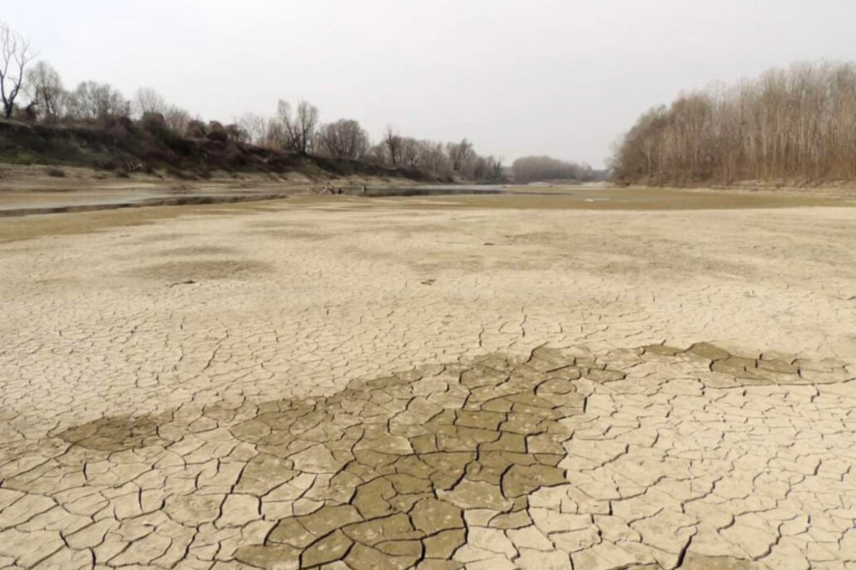 La siccità avanza e calano drasticamente le disponibilità idriche in tutto il Paese. Allarme di Anbi secondo cui per il fiume Po e il Lazio la situazione è drammatica