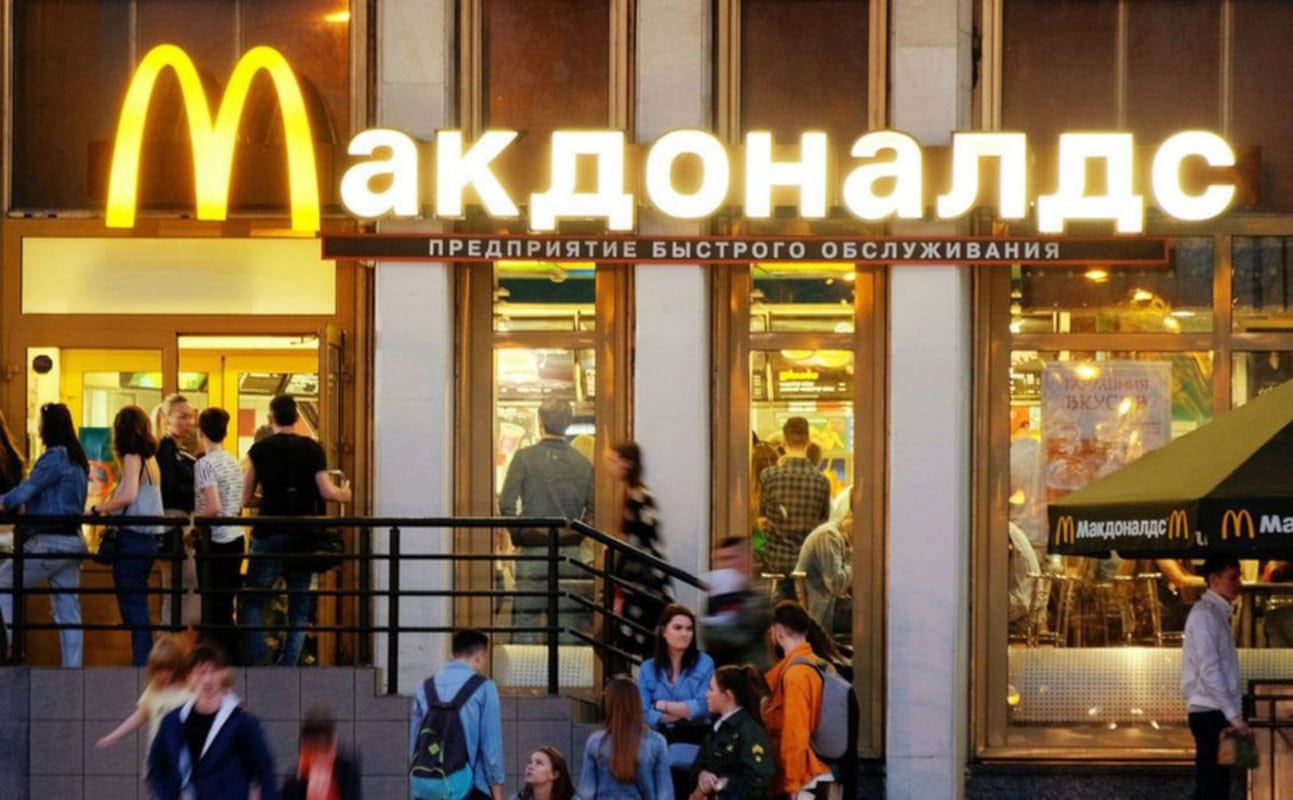 Ex ristoranti McDonald’s in Russia cambiano nome e diventano “Vkousno i totchka”: logo e quando aprono i nuovi fast food