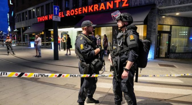 Paura a Oslo, uccise due persone in una discoteca lgbtq+. Subito sospesa la manifestazione dell’Oslo pride