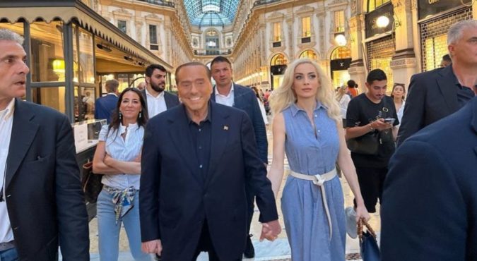 Berlusconi sogna di tornare protagonista in politica e nel calcio. L’annuncio a Monza: “Tra 8 mesi Forza Italia sopra il 20% e saremo protagonisti in serie A”