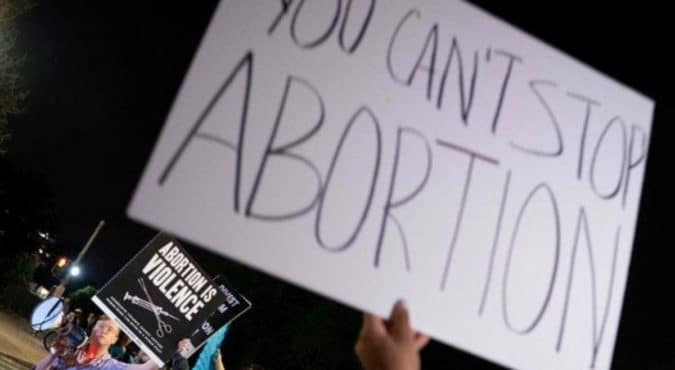 Aborto negli Usa, tante le reazioni “vip” alla sentenza della Corte Suprema: alcune aziende come Amazon e Meta pagheranno i viaggi per l’interruzione della gravidanza