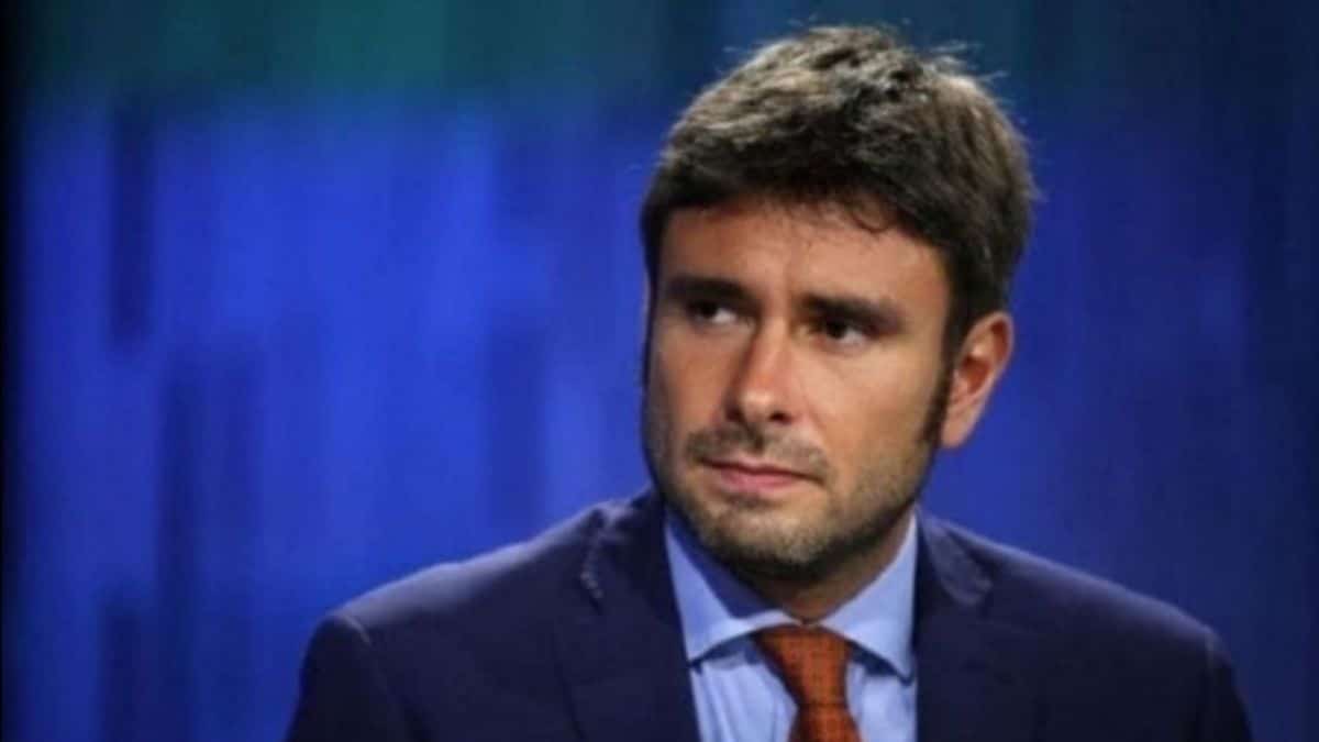 Di Battista interviene sul caso Draghi-Grillo e attacca il premier: “Indecente, deve dimettersi”