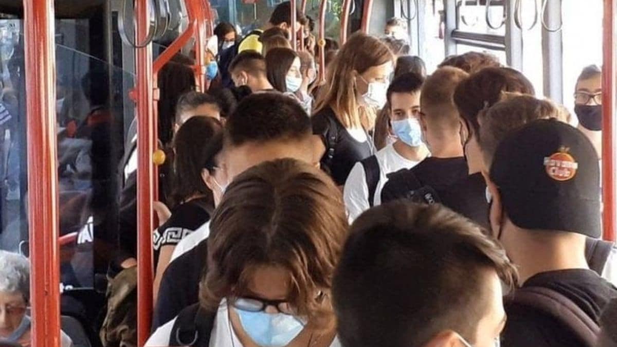 Mascherine obbligatorie su mezzi pubblici e negli ospedali: arriva la decisione del Governo