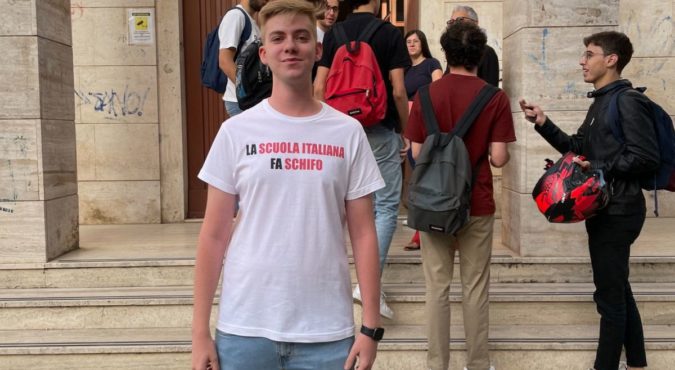 “La scuola fa schifo”: fa discutere la scritta sulla maglietta di uno studente prima della maturità. Le reazioni