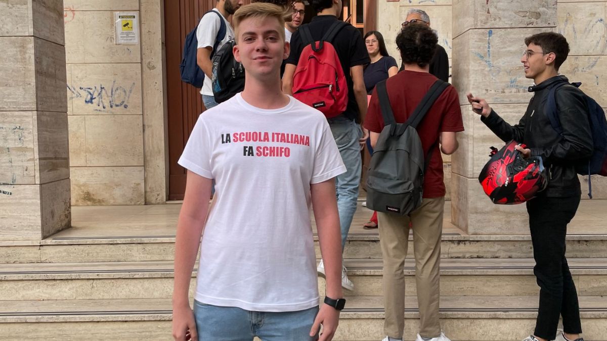 “La scuola fa schifo”: fa discutere la scritta sulla maglietta di uno studente prima della maturità. Le reazioni