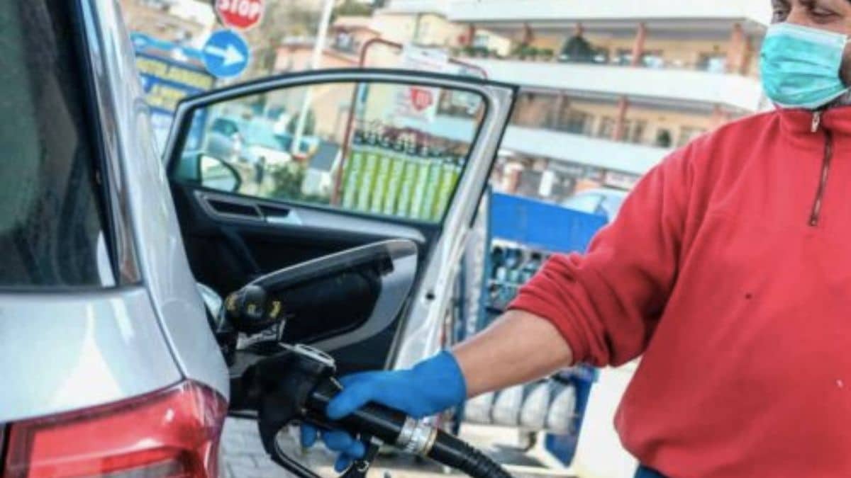 Prezzo benzina, arriva la proroga del sconto sulle accise: si risparmierà 30 centesimi ma fino a quando?