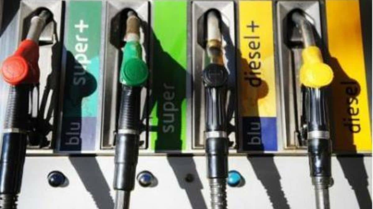 Sconto benzina per l’estate: il piano del governo con i prezzi che continuano a salire