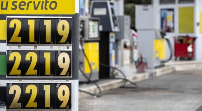 Caro benzina: aumentano i prezzi ma gli sconti sono in arrivo