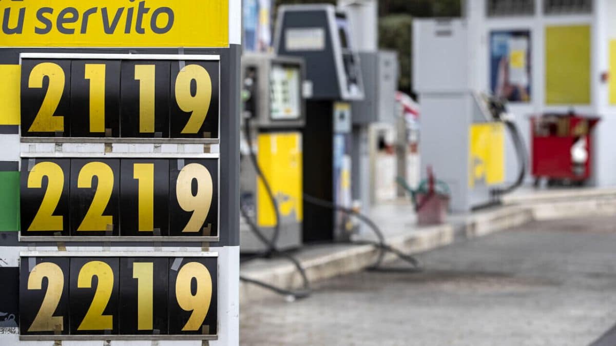 Benzina sopra il livello d’allerta, i prezzi salgono ma il governo fa finta di niente