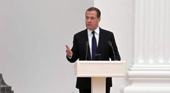 Medvedev contro l’Ucraina: “Chi dice che esisterà tra un paio di anni”