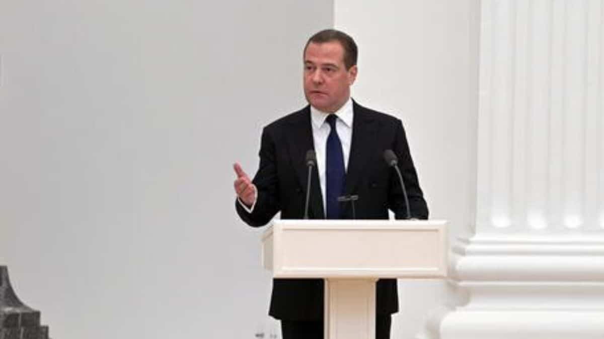 Medvedev contro l’Ucraina: “Chi dice che esisterà tra un paio di anni”