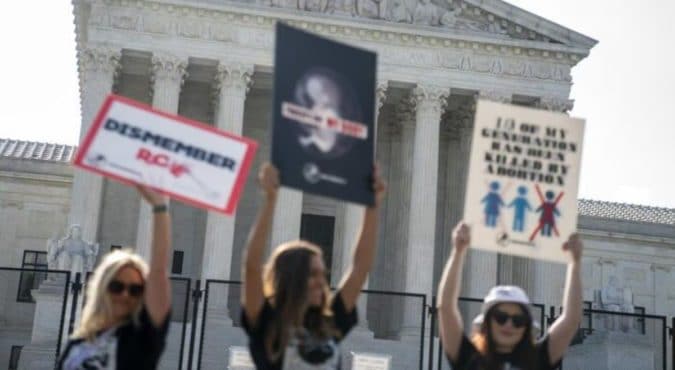 Usa, diritto all’aborto abolito dalla Corte Suprema: proteste dei manifestanti dopo la sentenza e duro commento di Barack Obama