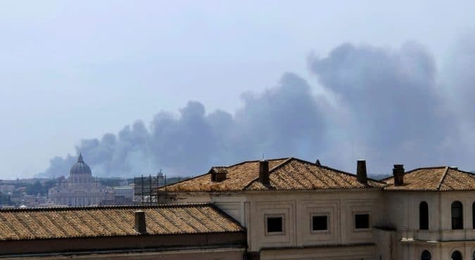 Incendio a Roma, esplodono 50 bombole di Gpl in periferia: centro estivo in fiamme con ragazzi evacuati