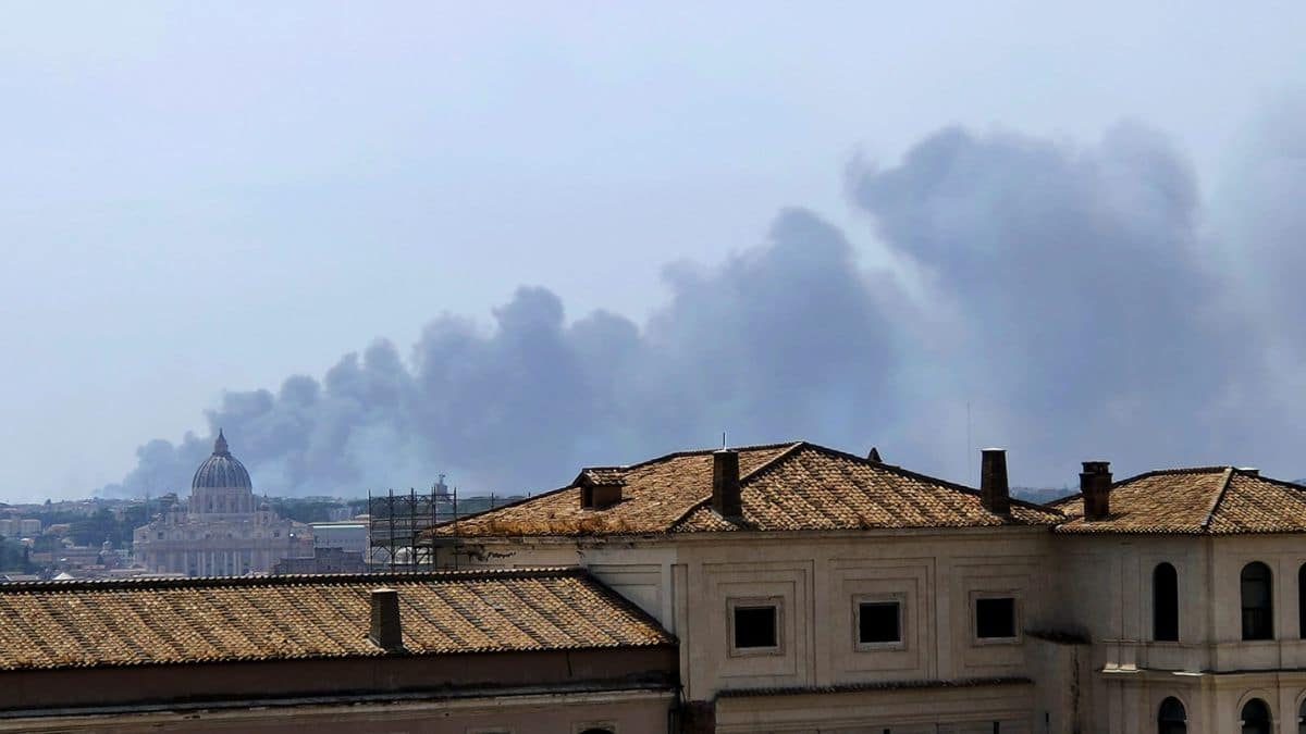 Incendio a Roma, esplodono 50 bombole di Gpl in periferia: centro estivo in fiamme con ragazzi evacuati