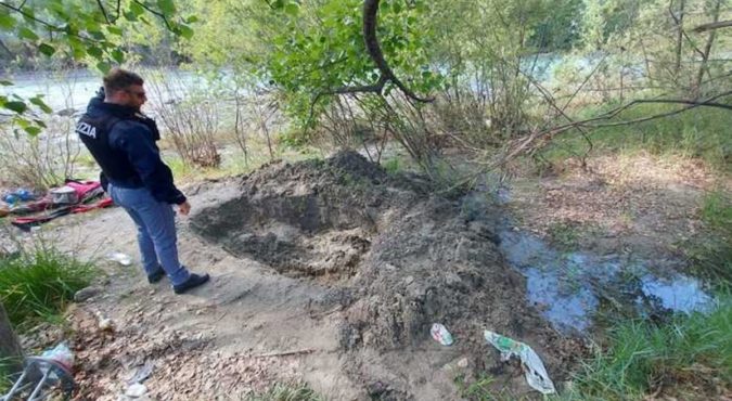 Aosta, donna morta trovata sepolta in una fossa: di chi è il corpo e cosa dicono le indagini