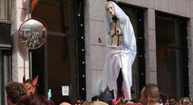 Cremona pride, Madonna a seno nudo durante la manifestazione: polemiche e condanna dalla Chiesa e dalla politica