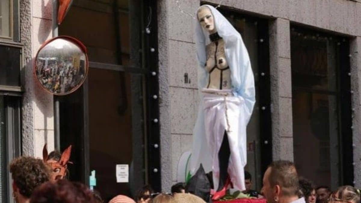 Cremona pride, Madonna a seno nudo durante la manifestazione: polemiche e condanna dalla Chiesa e dalla politica
