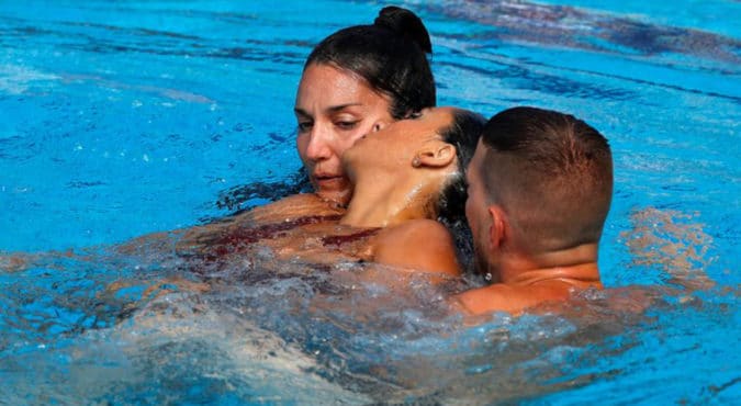 Anita Alvarez, chi è la star USA del nuoto sincronizzato che è svenuta in acqua ai Mondiali ed è stata salvata dall’allenatrice