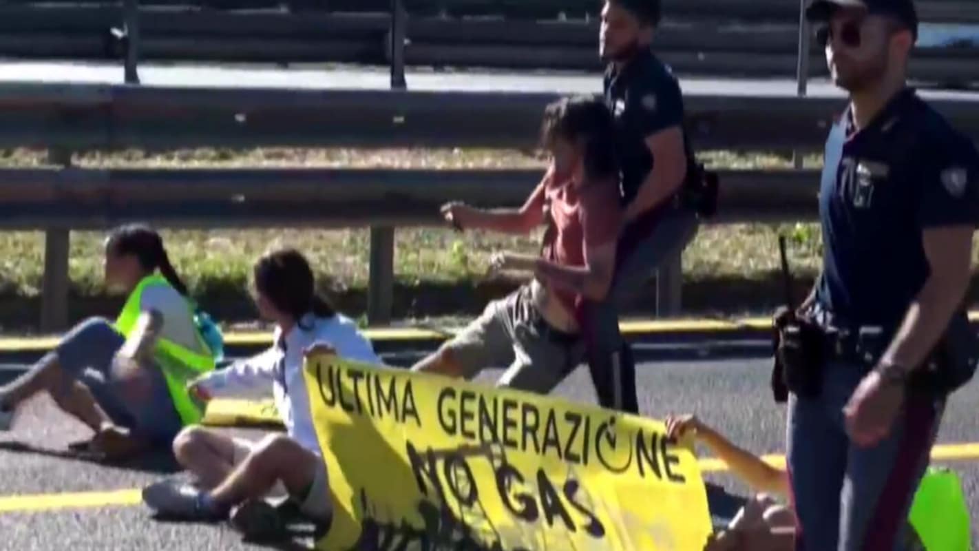 Tangenziale est di Milano bloccata dagli ambientalisti, traffico in tilt: i motivi della protesta