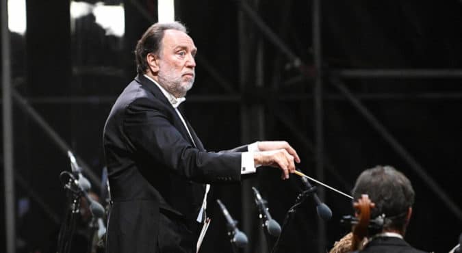 Squilla un telefono alla Scala di Milano, chi è il maestro Riccardo Chailly che ha interrotto il concerto