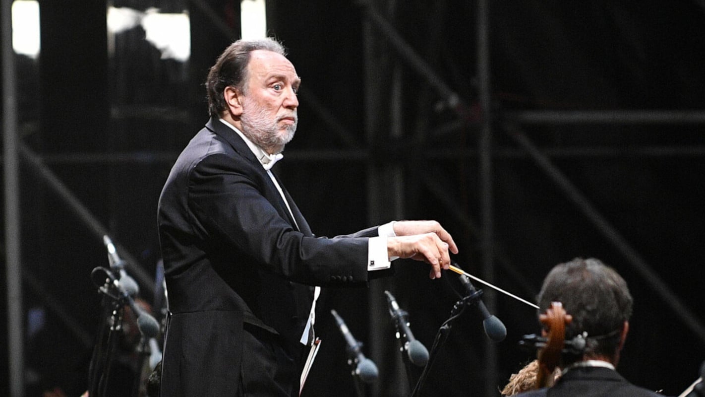 Squilla un telefono alla Scala di Milano, chi è il maestro Riccardo Chailly che ha interrotto il concerto