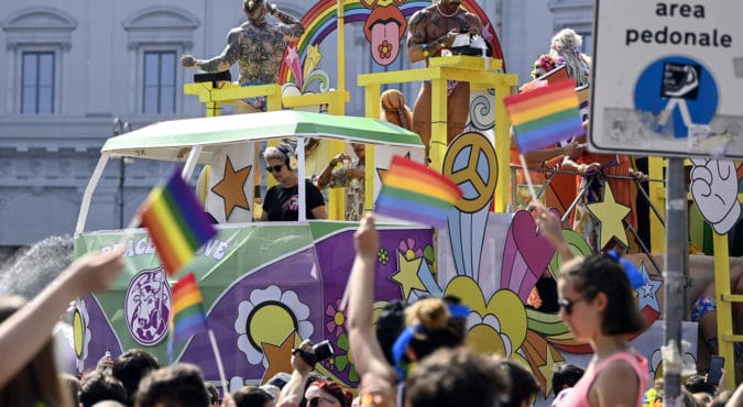 Gay Pride a Milano, passa la mozione M5S: il Pirellone arcobaleno spacca la maggioranza