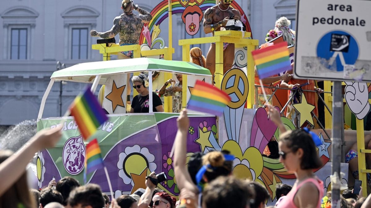 Gay Pride a Milano, il Pirellone arcobaleno spacca la maggioranza