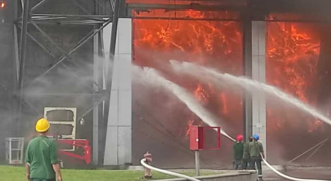Incendio a Malagrotta, l’impianto continua a bruciare ma Gualtieri è sparito dai radar