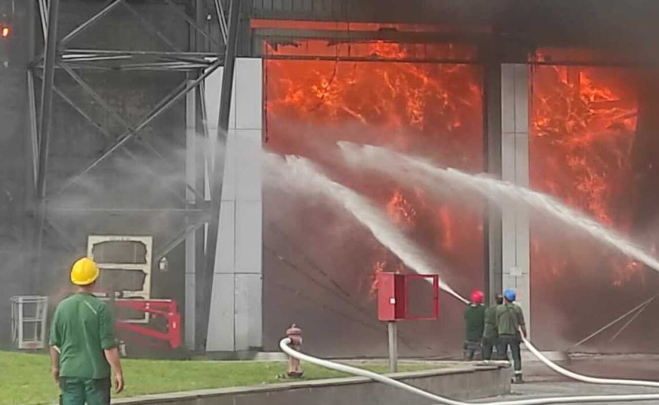 Incendio alla discarica di Malagrotta, lo spegnimento potrebbe durare giorni: è allarme diossina e caos rifiuti