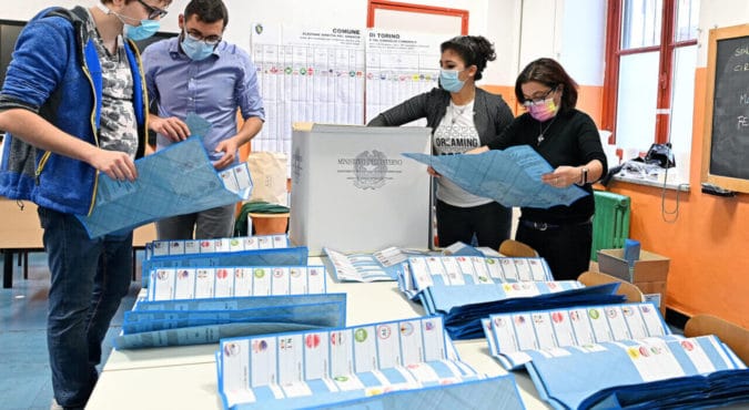 Malgrado tensioni e polemiche, ai ballottaggi l’affluenza sta tenendo. Secondo il Viminale non c’è stato il temuto trionfo dell’astensionismo