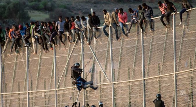 Strage di migranti a Melilla, le Ong denunciano almeno 37 morti nella calca per superare la frontiera spagnola