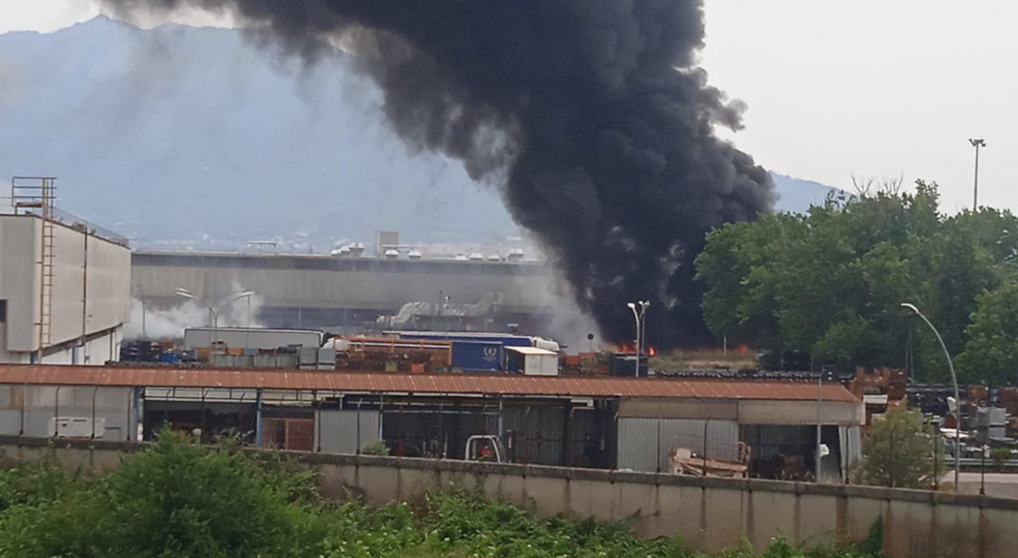 Incendio alla Stellantis di Pomigliano: produzione bloccata, vigili del fuoco al lavoro per spegnere le fiamme